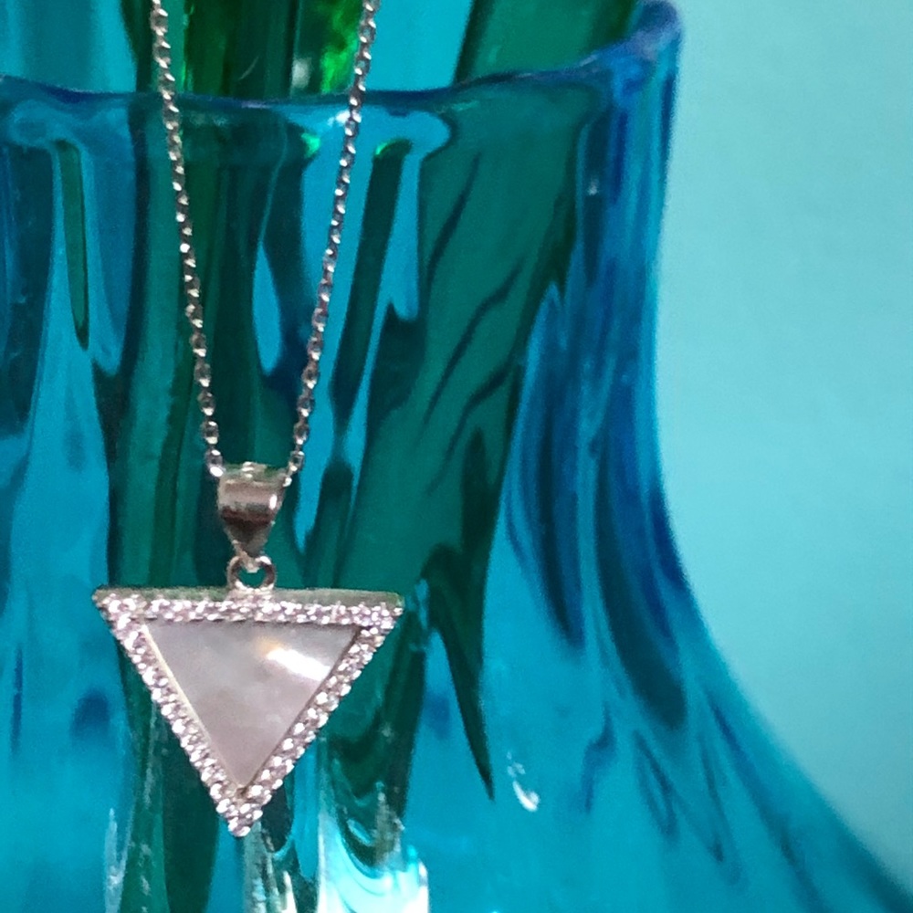 NWOT Mother Of Pearl Triangle Necklace